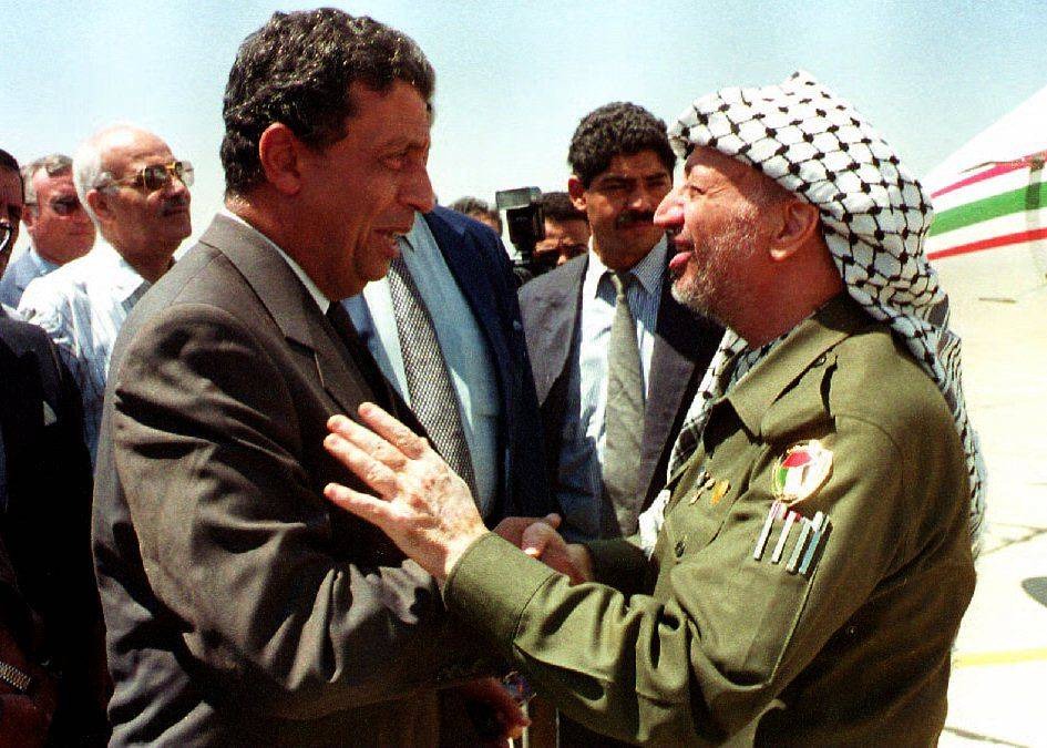 ياسر عرفات مستقبلاً عمرو موسى عام 1993