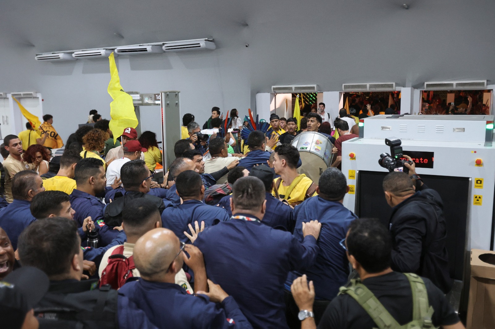 متظاهرون يحتجون داخل مكان انعقاد مؤتمر الأمم المتحدة لتغير المناخ (COP30)، في بيليم، البرازيل. 11 نوفمبر 2025