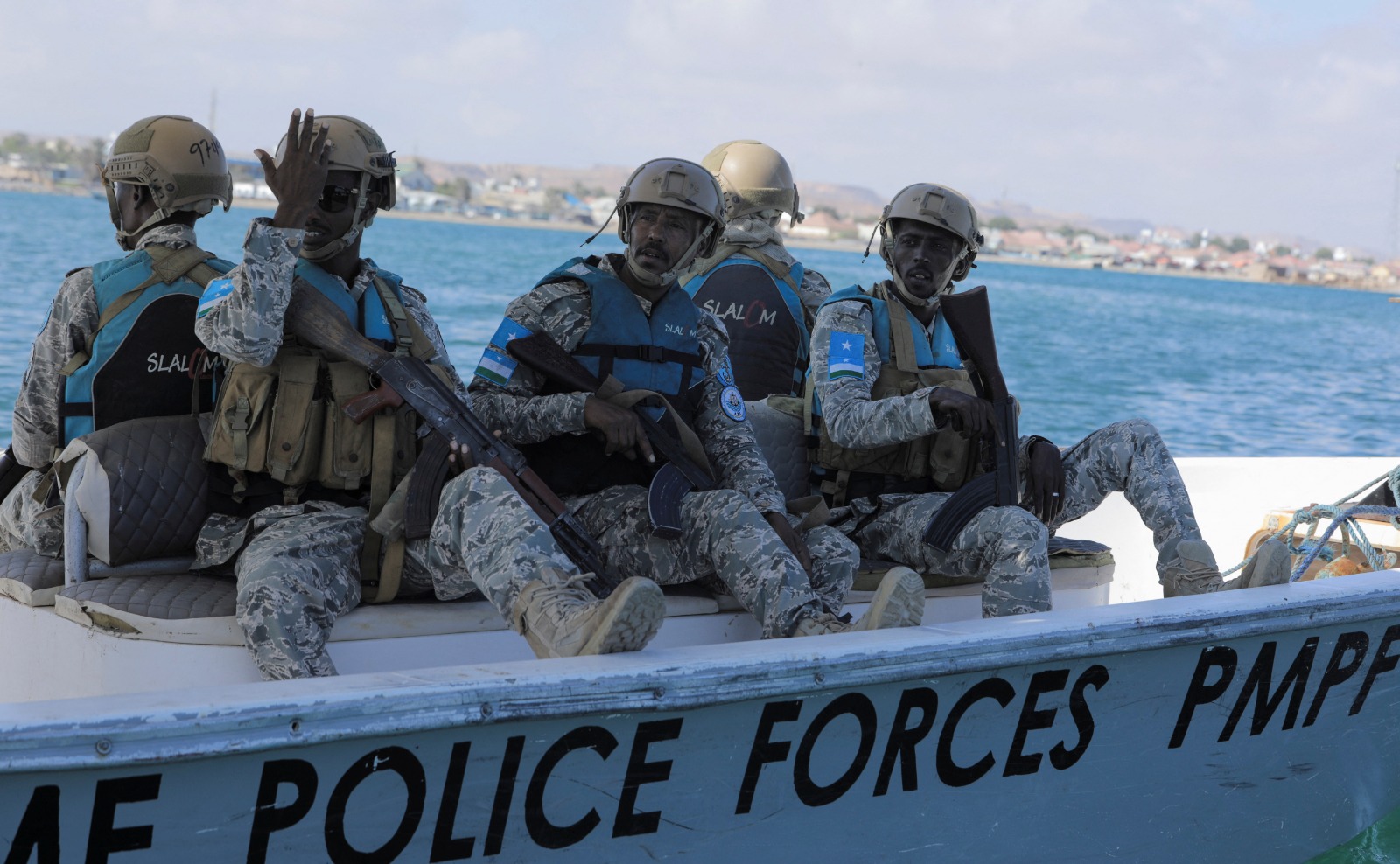 أفراد من قوة الشرطة البحرية في بونتلاند على متن قارب سريع أثناء قيامهم بدوريات في مياه خليج عدن. 30 يناير 2024