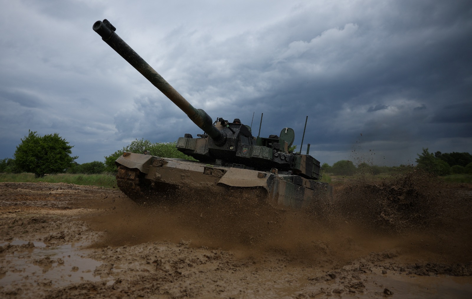 جنود بولنديون يركبون دبابة K2 Black Panther الكورية الجنوبية الصنع أثناء تدريبهم في برانيو في بولندا. 24 يونيو 2025