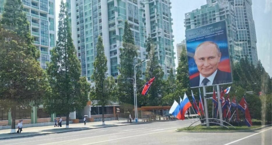 صورة للرئيس فلاديمير بوتين وأعلام روسيا وسط العاصمة بيونج يانج. 18 يونيو 2024