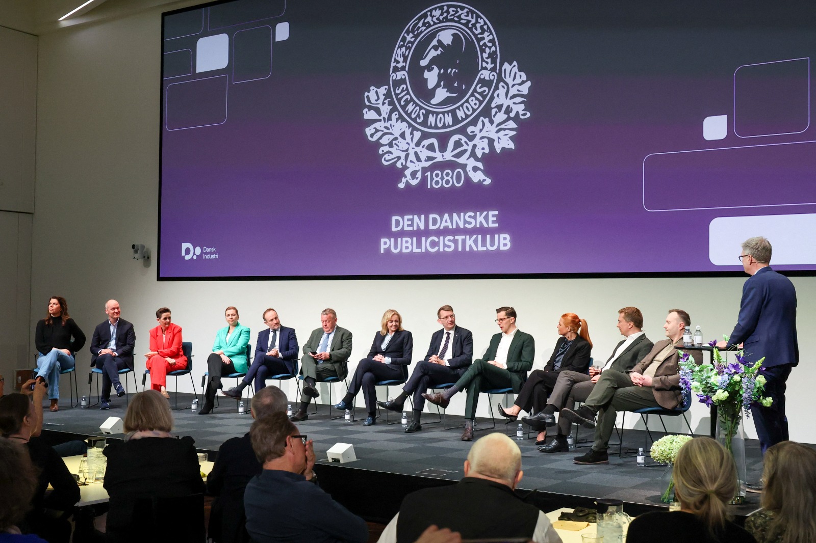 ميته فريدريكسن رئيسة وزراء الدنمارك وزعيمة الحزب الاشتراكي الديمقراطي وعدد من قادة الأحزاب الآخرين خلال مناظرة قادة الأحزاب عقب الانتخابات البرلمانية في كوبنهاجن. 25 مارس 2026