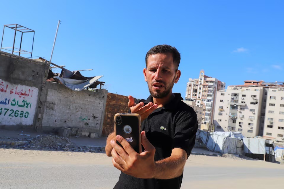 المؤثر الفلسطيني الأصم باسم الحبل يصوّر نفسه في مدينة غزة، 5 أغسطس 2025