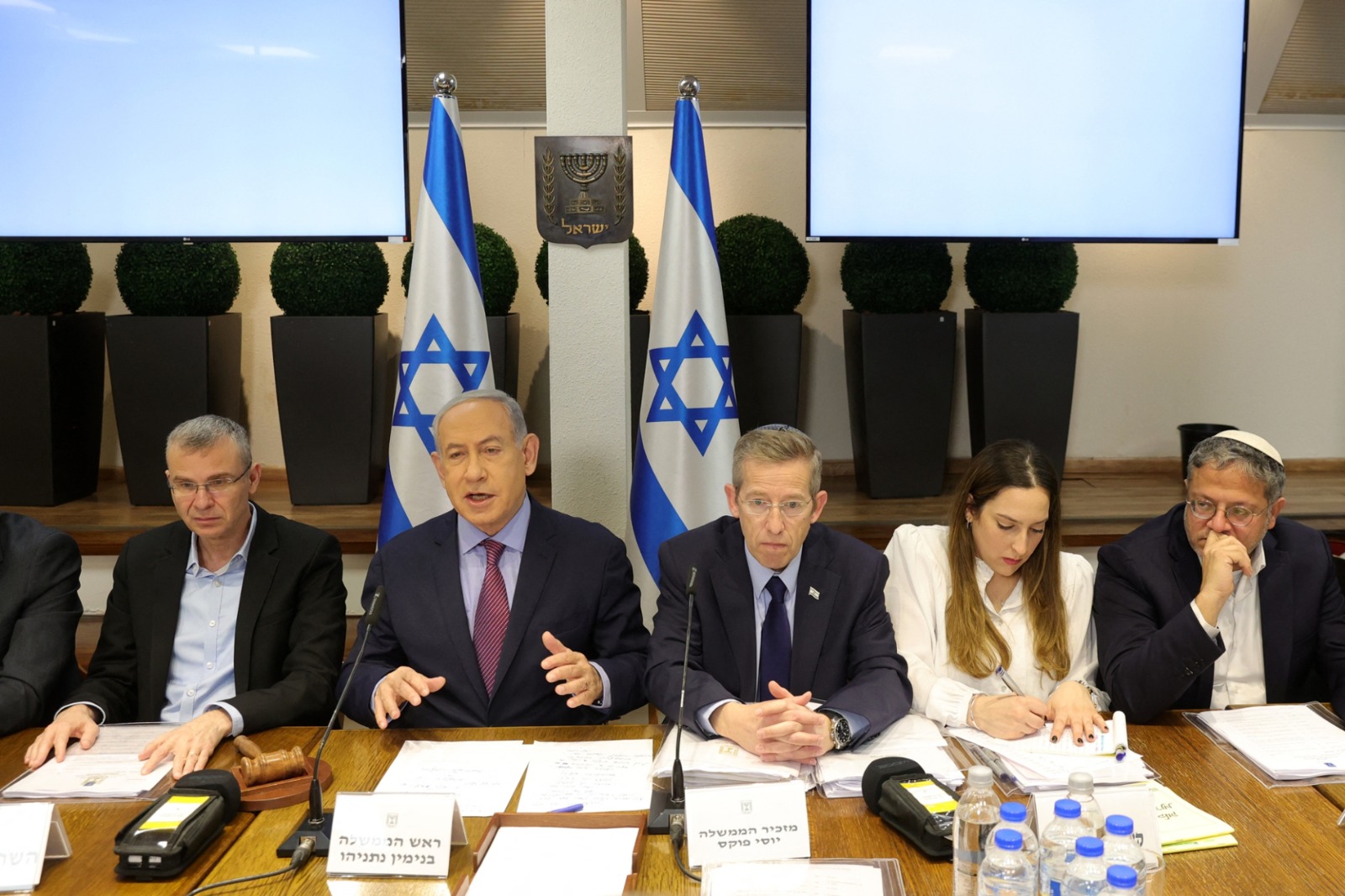 رئيس الوزراء الإسرائيلي بنيامين نتنياهو يترأس اجتماعاً لمجلس الوزراء بحضور وزير الأمن القومي إيتامار بن جفير (الثاني من اليمين) في تل أبيب. 31 ديسمبر 2023