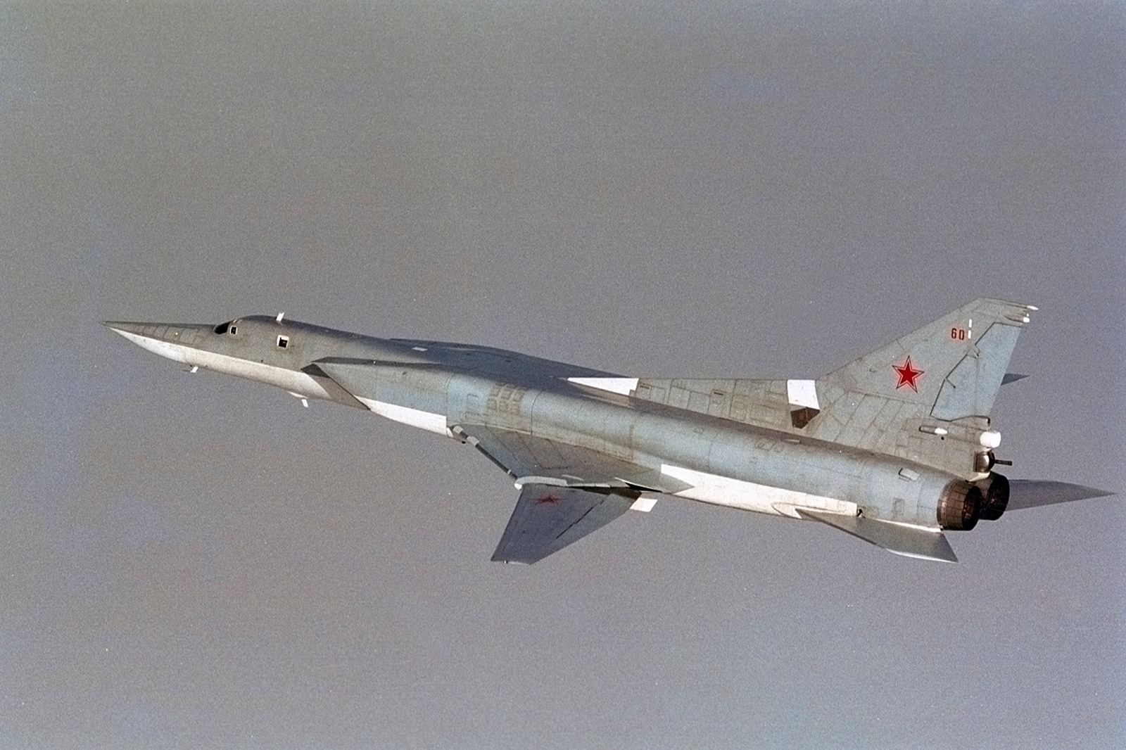 قاذفة قنابل هجومية استراتيجية روسية من طراز Tupolev Tu-22M تحلق فوق السواحل النرويجية. 17 أغسطس 2007