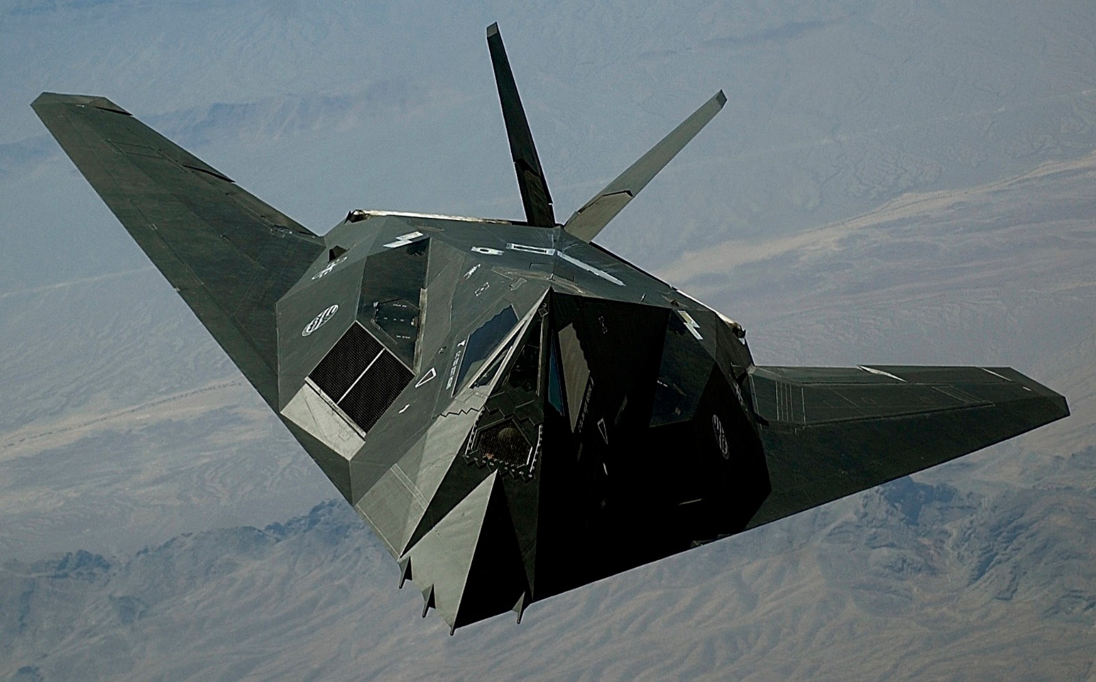 مقاتلة شبح من طراز F-117 تُحلّق في 6 أغسطس2002 خلال مناورات تحدي الألفية 2002 (MCO2)، إذ تُعدّ مناورات تحدي الألفية 2002 (MC02) تجربة قتالية مشتركة رائدة، تجمع بين القوات الميدانية الحية والمحاكاة الحاسوبية