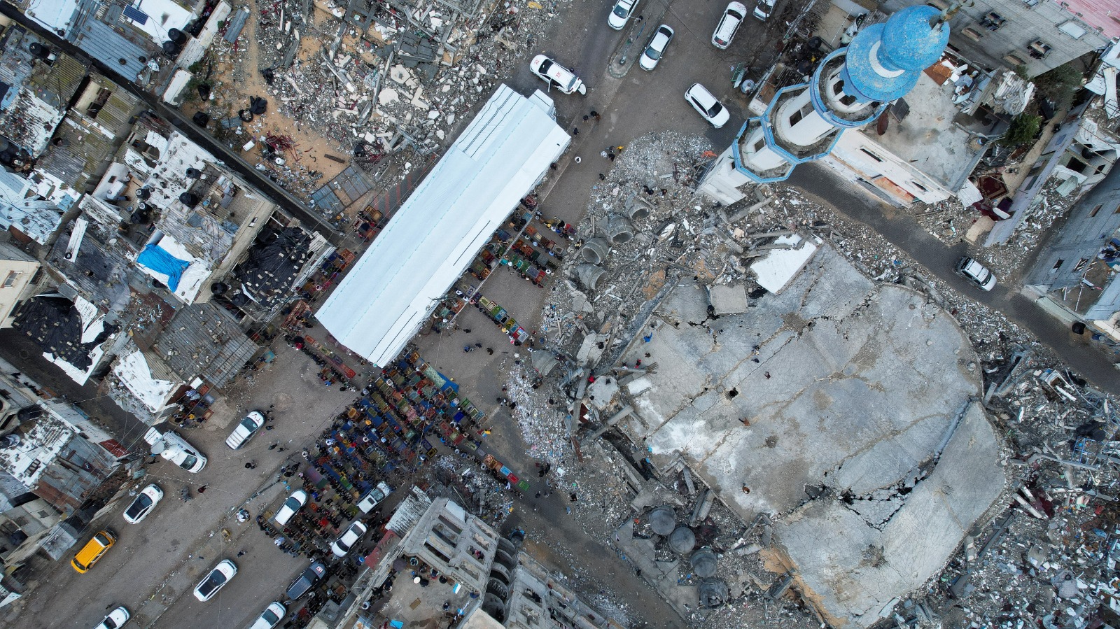 فلسطينيون يؤدون صلاة عيد الفطر بالقرب من أنقاض مسجد الفاروق في رفح، جنوب قطاع غزة، فلسطين. 10 أبريل 2024