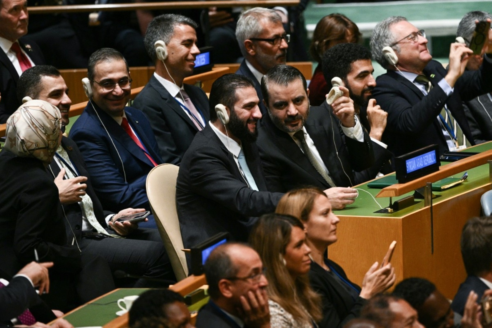 الرئيس السوري أحمد الشرع ووزير الخارجية أسعد الشيباني يستمعان إلى كلمة الرئيس الأميركي دونالد ترمب أمام الجمعية العامة للأمم المتحدة، نيويورك في 23 سبتمبر 2025