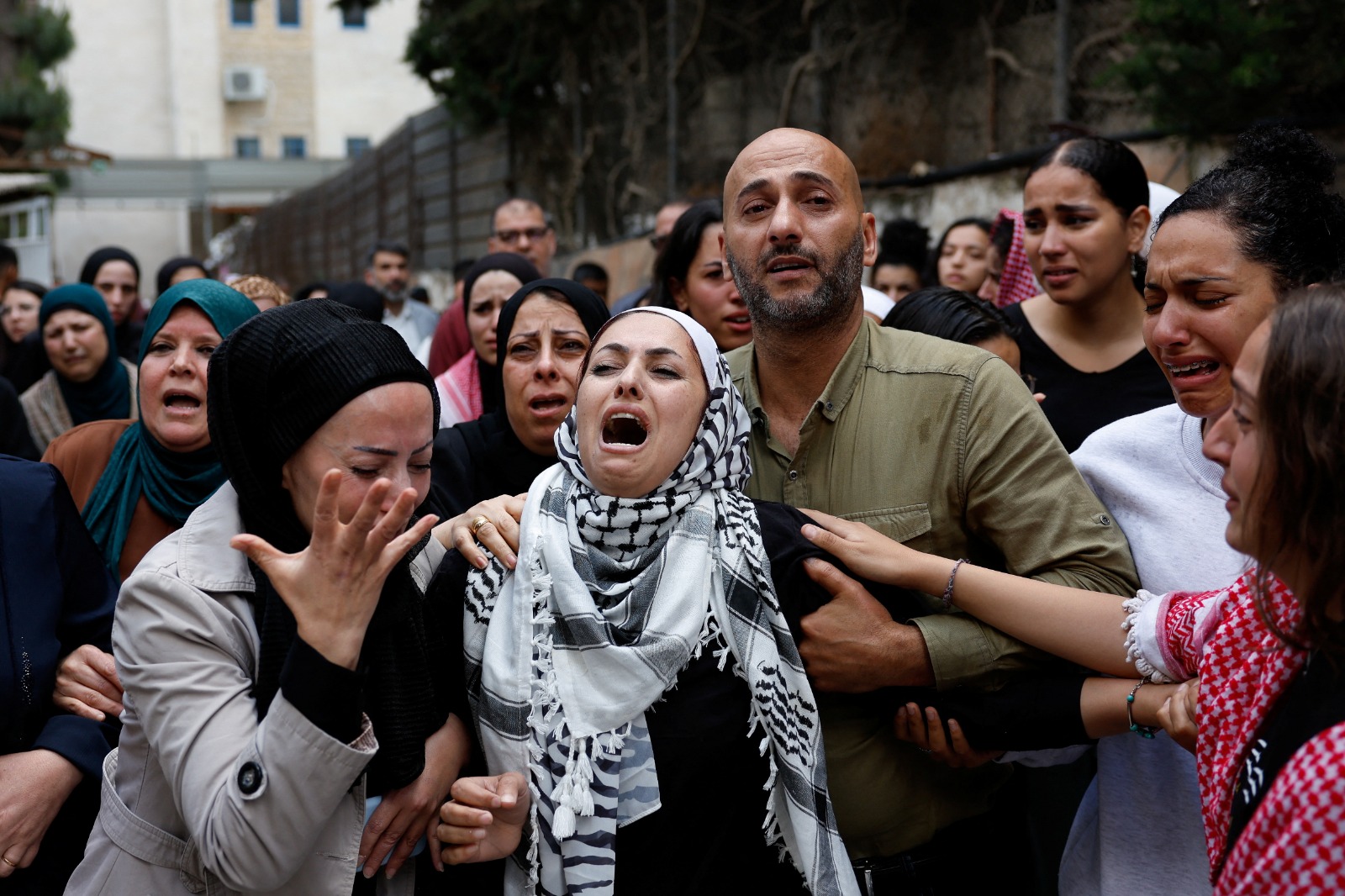 مشيعون خلال جنازة شاب فلسطيني لقى مصرعه برصاص الجيش الإسرائيلي في الضفة الغربية. 15 مايو 2024