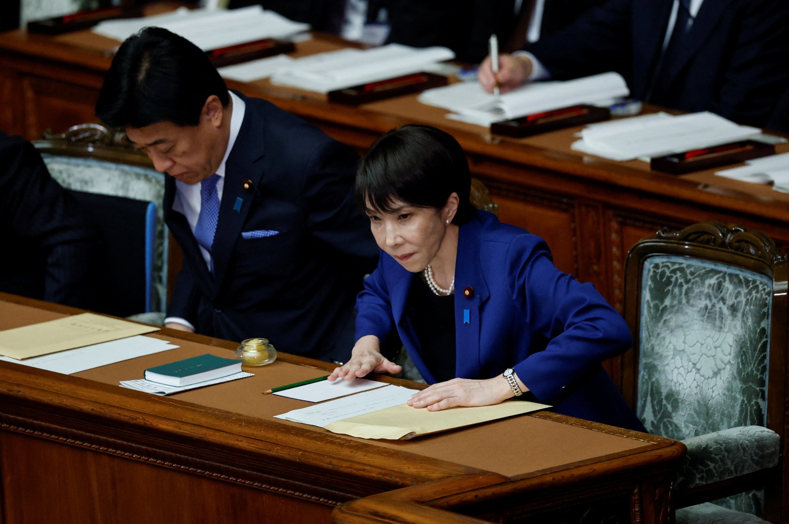 رئيسة الوزراء اليابانية ساناي تاكايتشي تعود إلى مقعدها بعد إلقاء خطابها السياسي الأول بالبرلمان في طوكيو. 24 أكتوبر 2025