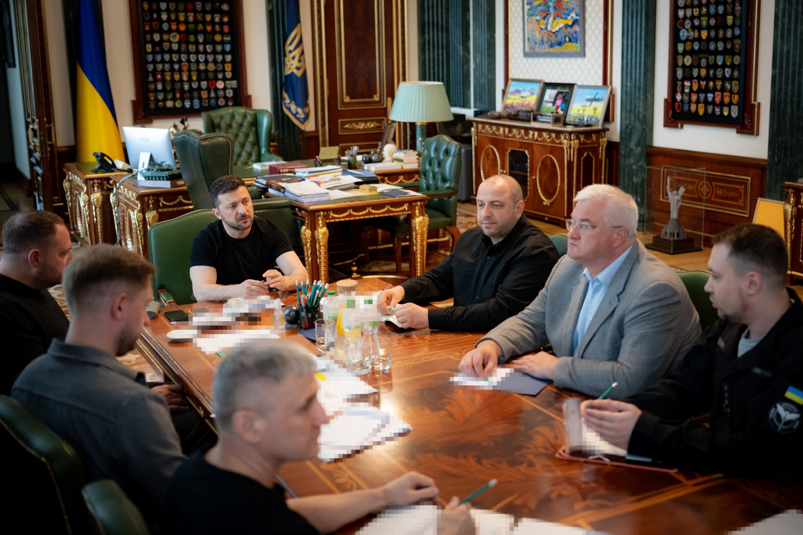 الرئيس الأوكراني فولوديمير زيلينسكي خلال اجتماع مع وزير الدفاع رستم أوميروف والخارجية أندريه سيبها ومسؤولين آخرين. 1 يونيو 2025