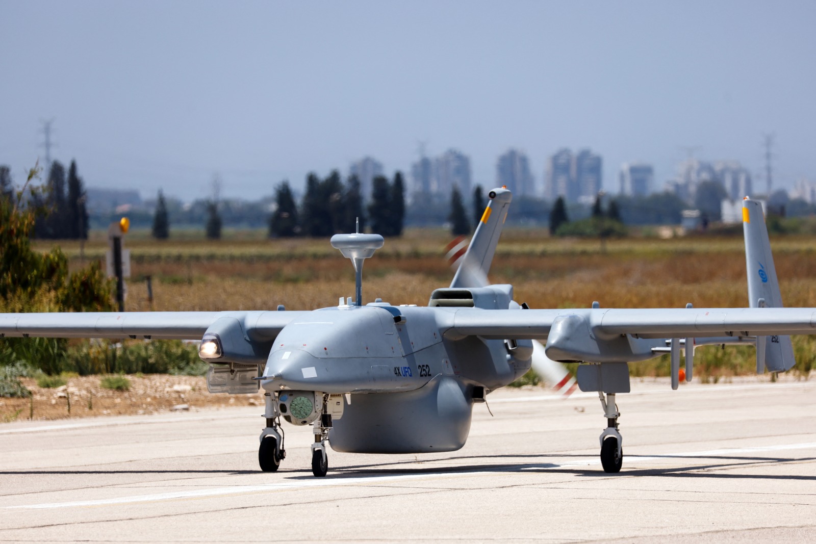 طائرة مسيرة من طراز Heron ومتعددة تقف على مهبط طائرات شمال إسرائيل. 17 يوليو 2023