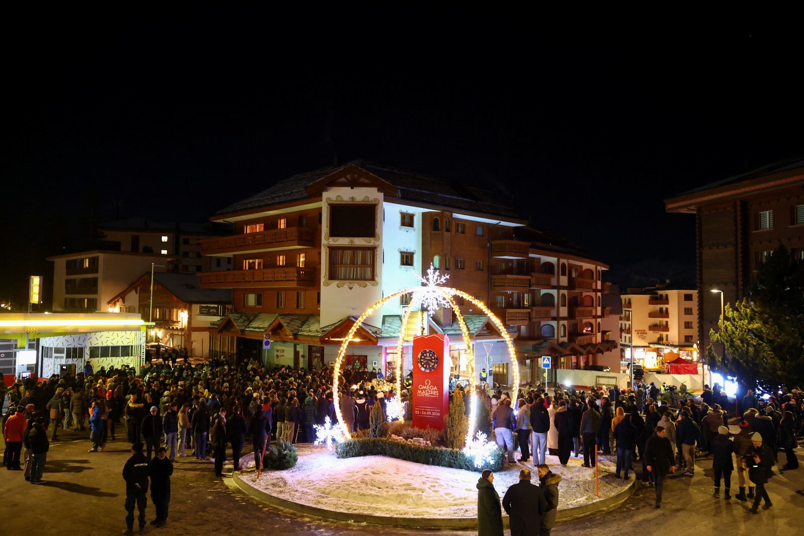 تجمع خارج حانة لو كونستيلاسيو في منتجع كران مونتانا للتزلج في جنوب غرب سويسرا. 1 يناير 2026