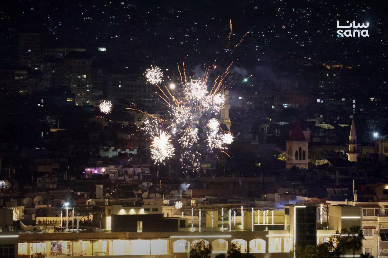 ألعاب نارية احتفالاً بقدوم العام الجديد، دمشق، سوريا. 1 يناير 2026