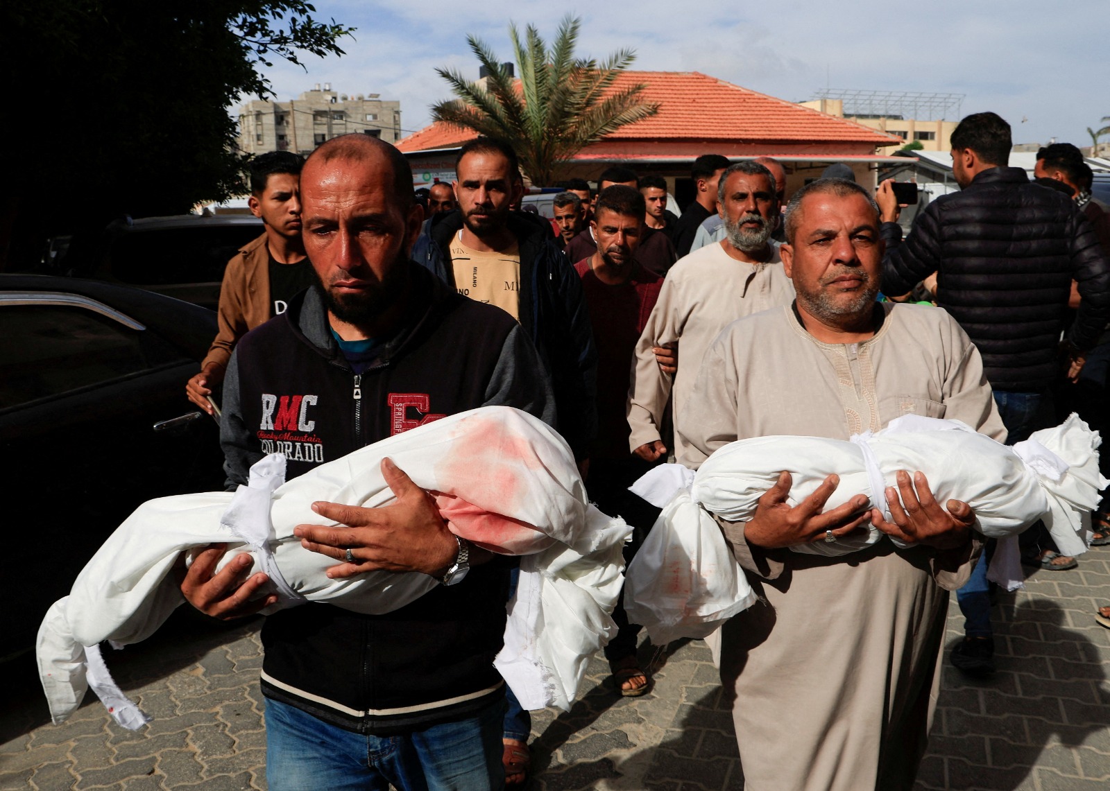 فلسطينيون يحملون جثامين أطفال قتلتهم في غارات على مستشفى ناصر في خان يونس جنوب قطاع غزة. 15 مايو 2025