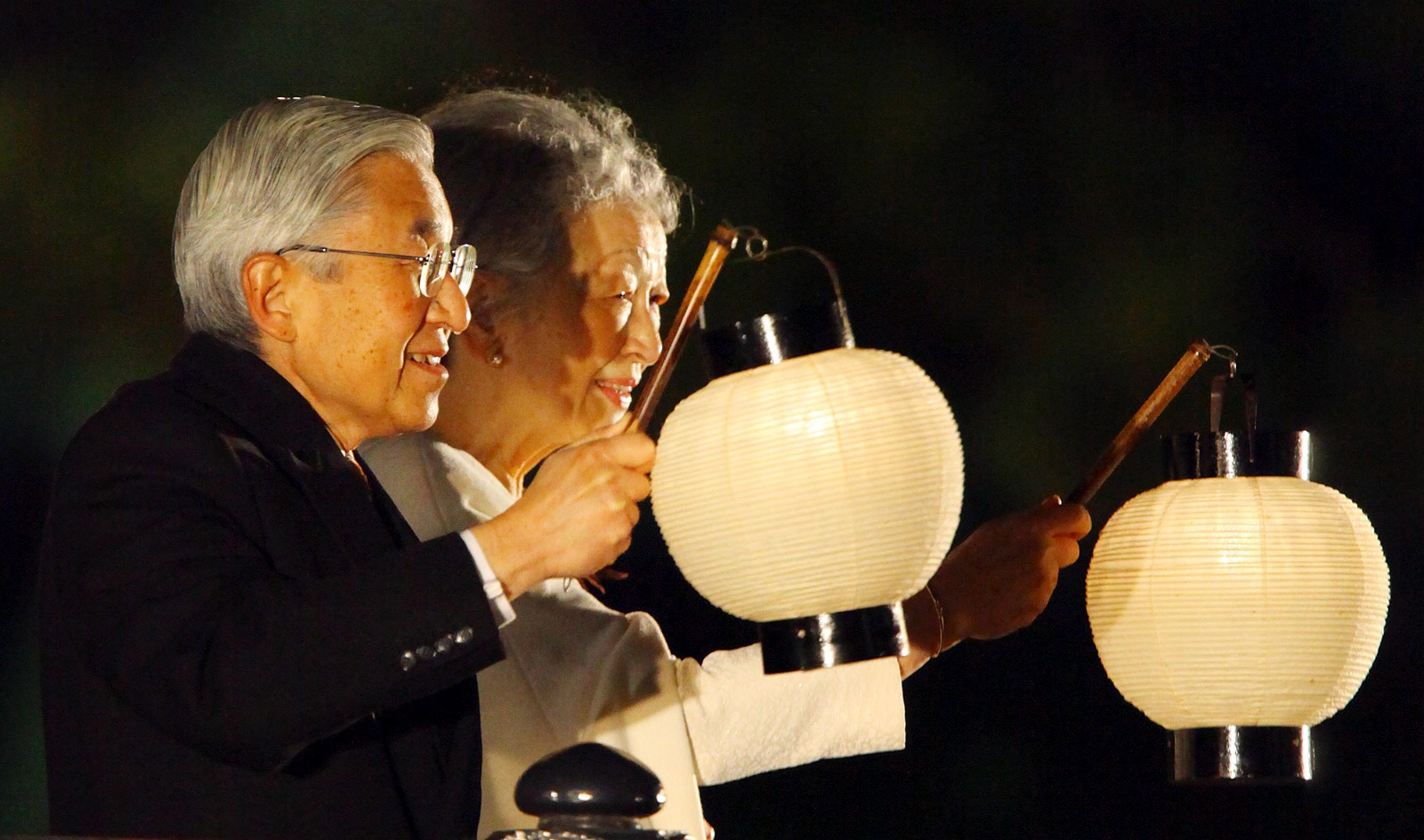 الإمبراطور أكيهيتو والإمبراطورة ميتشيكو يحضران فعالية للاحتفال بالذكرى العشرين لاعتلاء الإمبراطور العرش في طوكيو في 12 نوفمبر 2009.
