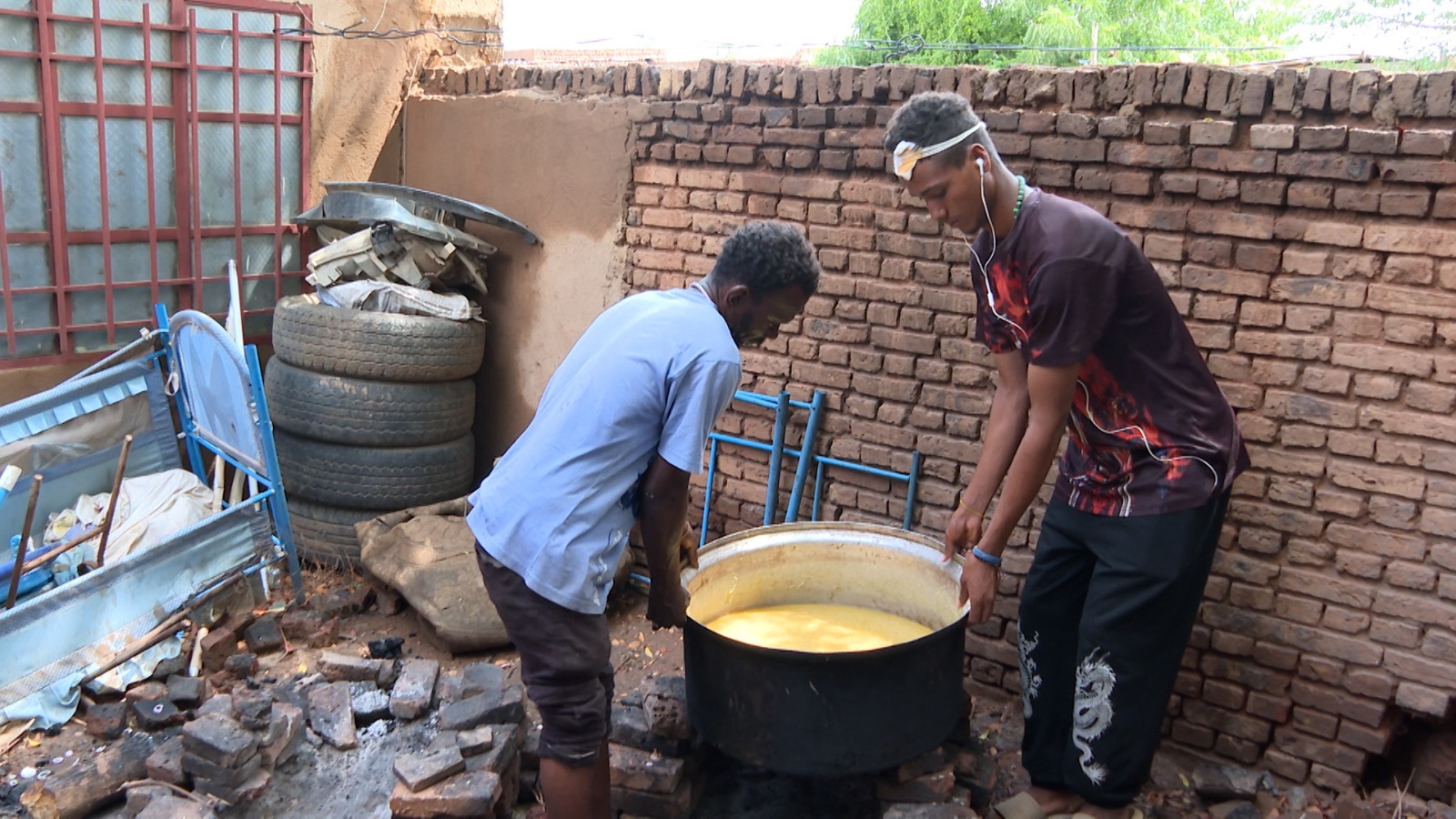 سودانيون يعدون الطعام في أحد المطاعم الخيرية بوسط العاصمة الخرطوم