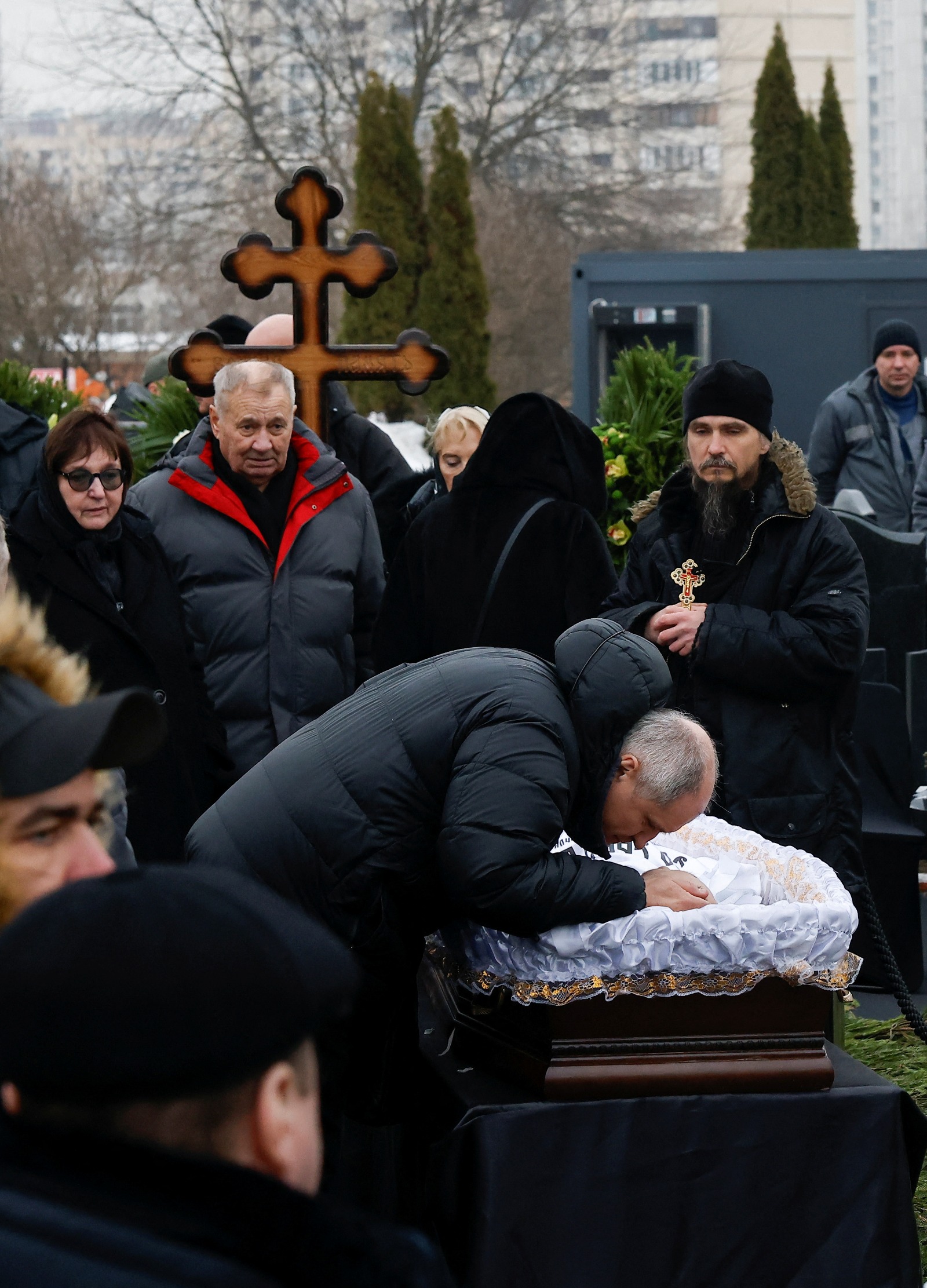 مواطنون روس يحضرون مراسم تأبين زعيم المعارضة أليكسي نافالني الذي توفي بشكل مفاجئ في أحد سجون البلاد. 1 مارس 2024