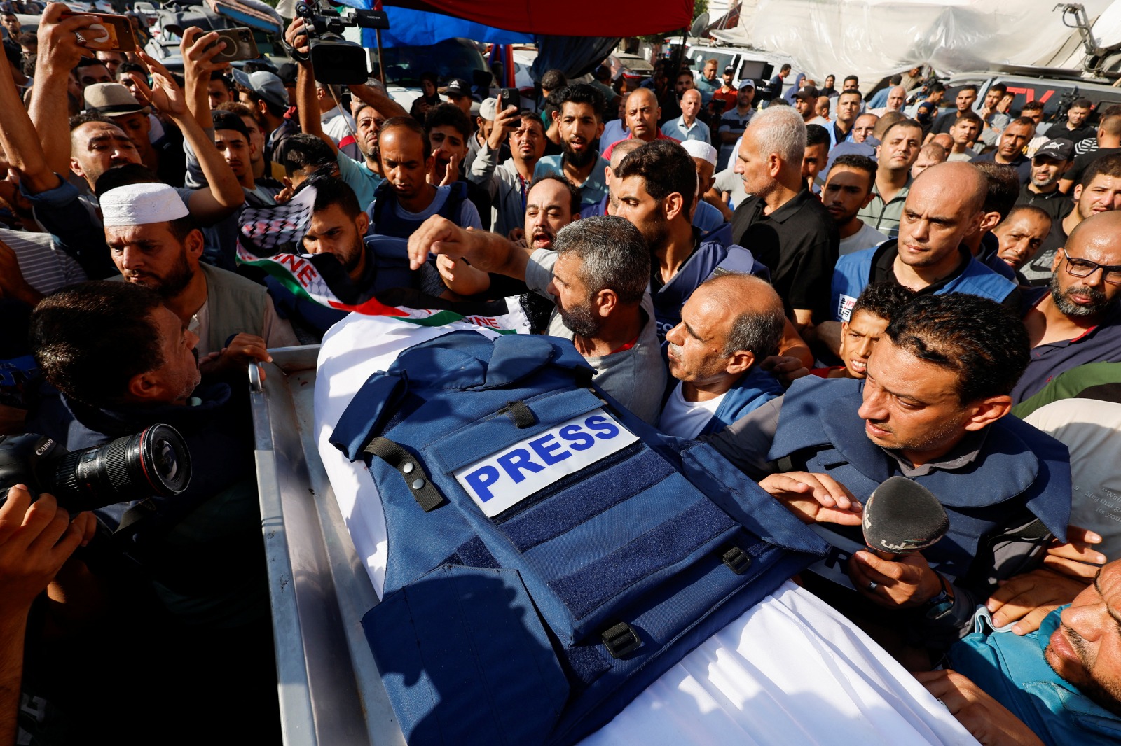 فلسطينيون يشيعون جثمان صحافي قتلته غارة إسرائيلية في خان يونس بجنوب قطاع غزة. 3 نوفمبر 2023