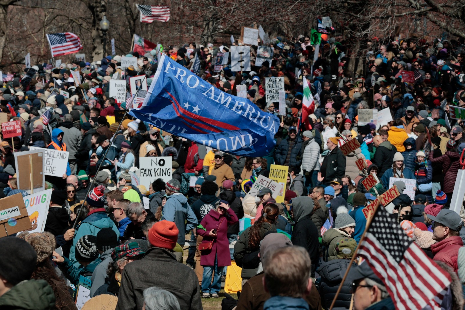 متظاهرون يشاركون في احتجاج لا للملوك ضد سياسات إدارة الرئيس الأميركي دونالد ترمب في بوسطن بولاية ماساتشوستس في الولايات المتحدة. 28 مارس 2026