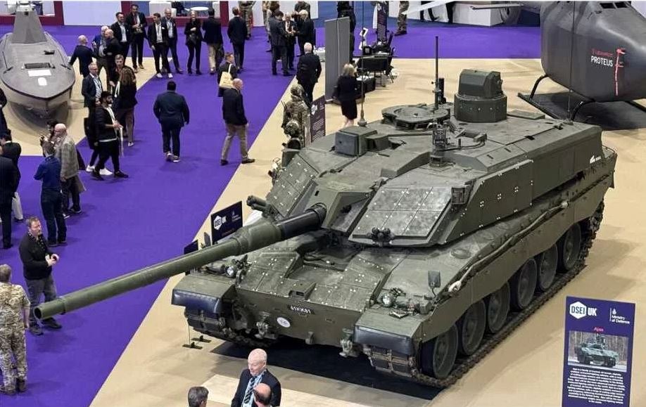 تطوّر دبابة تشالنجر 3 التابعة للجيش البريطاني منصةً مجرّبة بمدفع أملس متوافق مع معايير الناتو، ودرع قابل للتعديل (Modular Armor)، ونظام الحماية النشط Trophy APS، ما يضمن البقاء والنجاة في ساحات العمليات عالية التهديد.