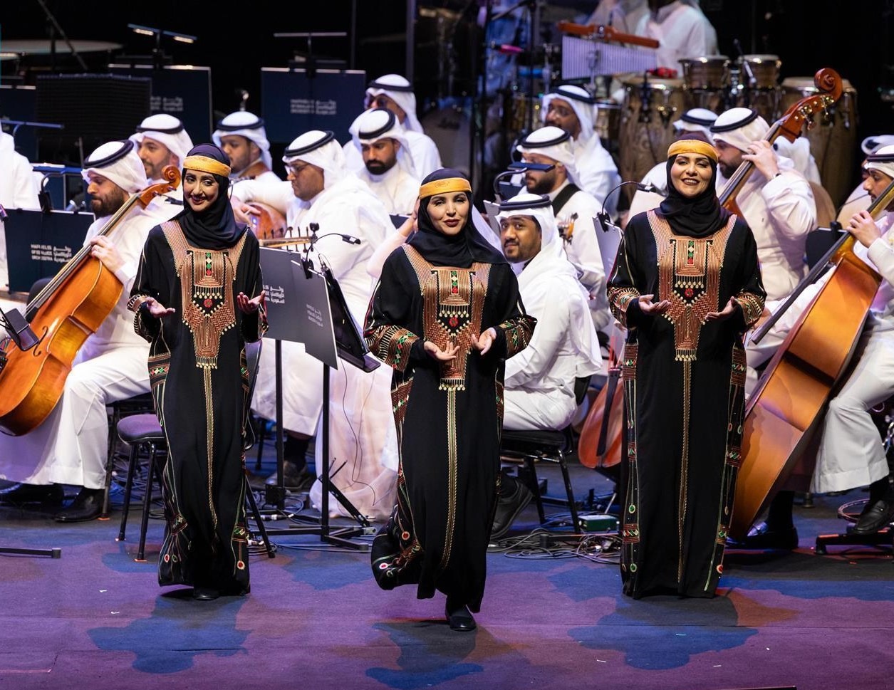 جانب من الفنون الشعبية السعودية يقدمه هيئة الفنون الآدائية