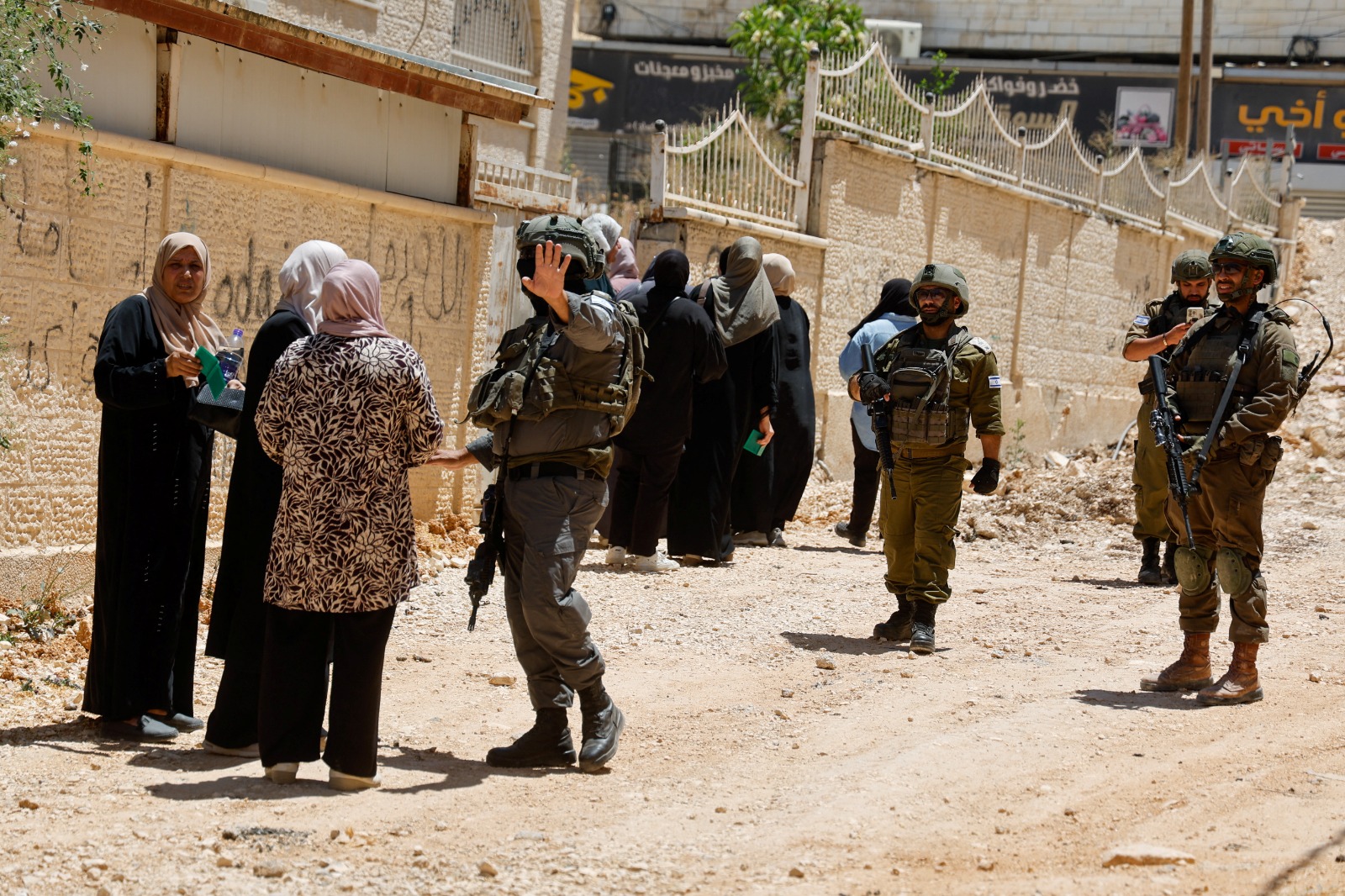 جنود إسرائيليون خارج منزل عائلة فلسطينية وسط عملية عسكرية في جنين، 8 يوليو 2025