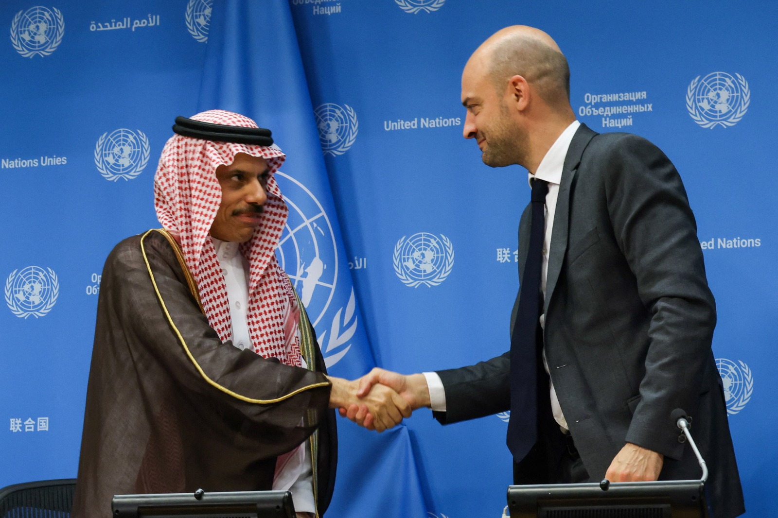 وزير الخارجية السعودي الأمير فيصل بن فرحان يصافح نظيره الفرنسي جان نويل بارو خلال مؤتمر صحافي على هامش مؤتمر حل الدولتين، نيويورك، 28 يوليو 2025