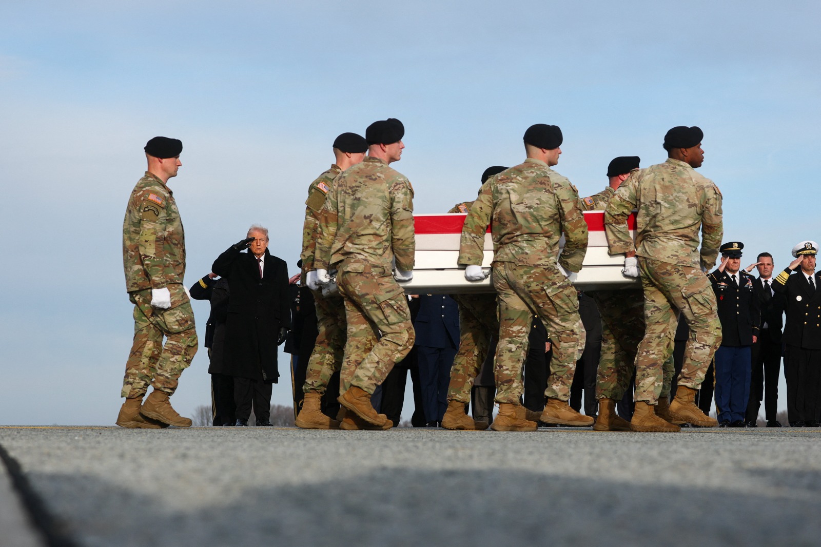 ترمب يحضر مراسم إعادة جثامين ثلاثة أميركيين بقاعدة دوفر الجوية في ولاية ديلاوير. 17 ديسمبر 2025
