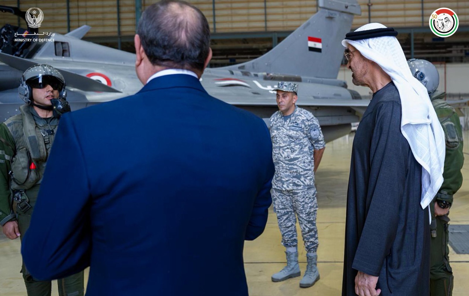 الرئيسان المصري عبد الفتاح السيسي والإماراتي الشيخ محمد بن زايد خلال تفقدهما مفرزة مقاتلات مصرية متمركزة في الإمارات. 7 مايو 2026 - x.com/modgovae