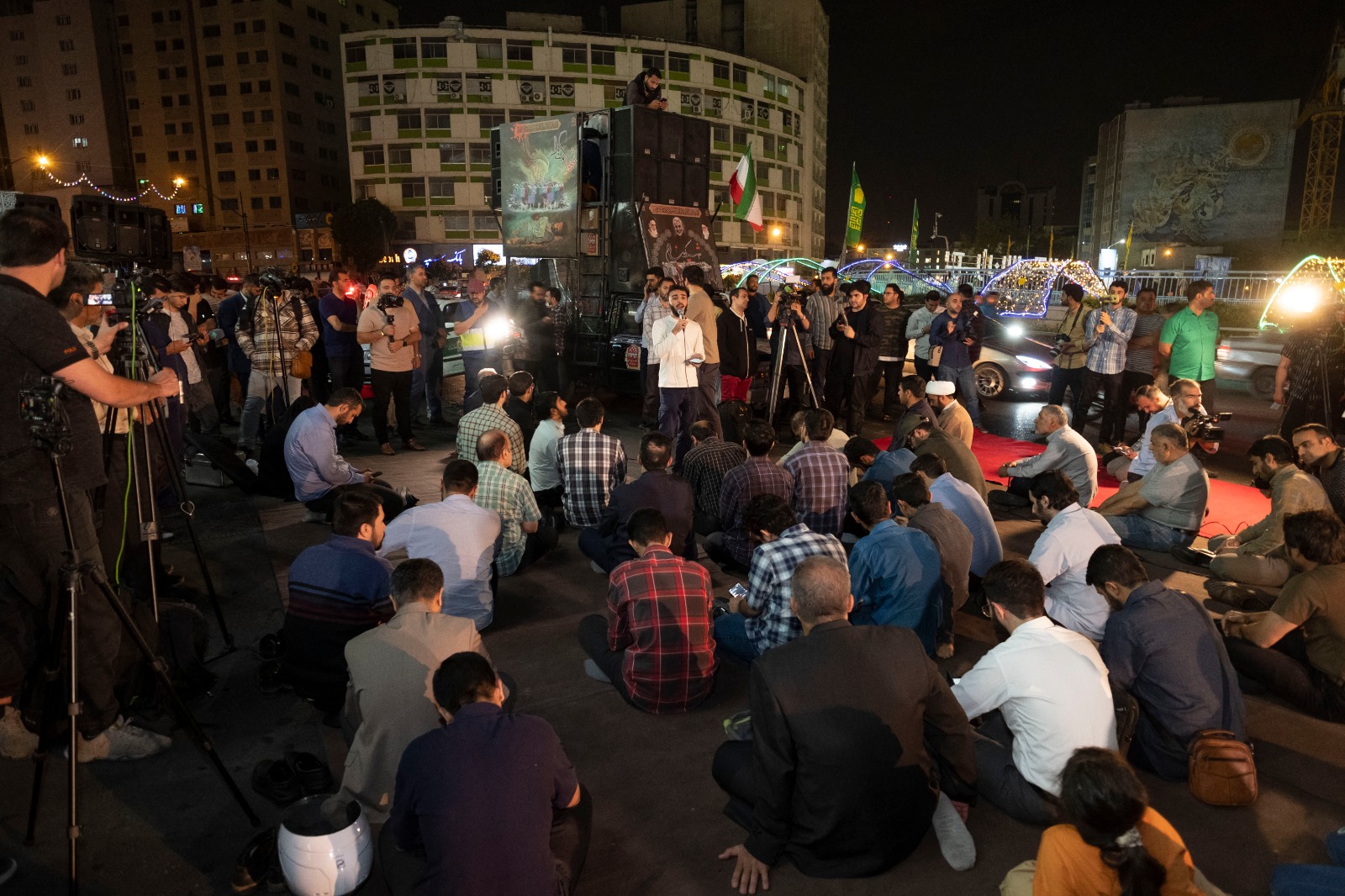 إيرانيون يشاركون في صلاة جماعية ويدعون للرئيس الإيراني إبراهيم رئيسي. طهران، إيران. 19 مايو 2024