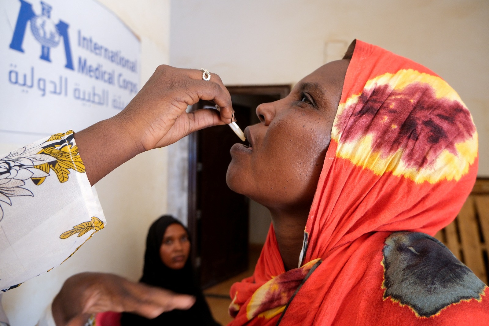 امرأة سودانية تتلقى جرعة من لقاح الكوليرا في مستشفى أم درمان، في الخرطوم، السودان، 22 سبتمبر 2025.