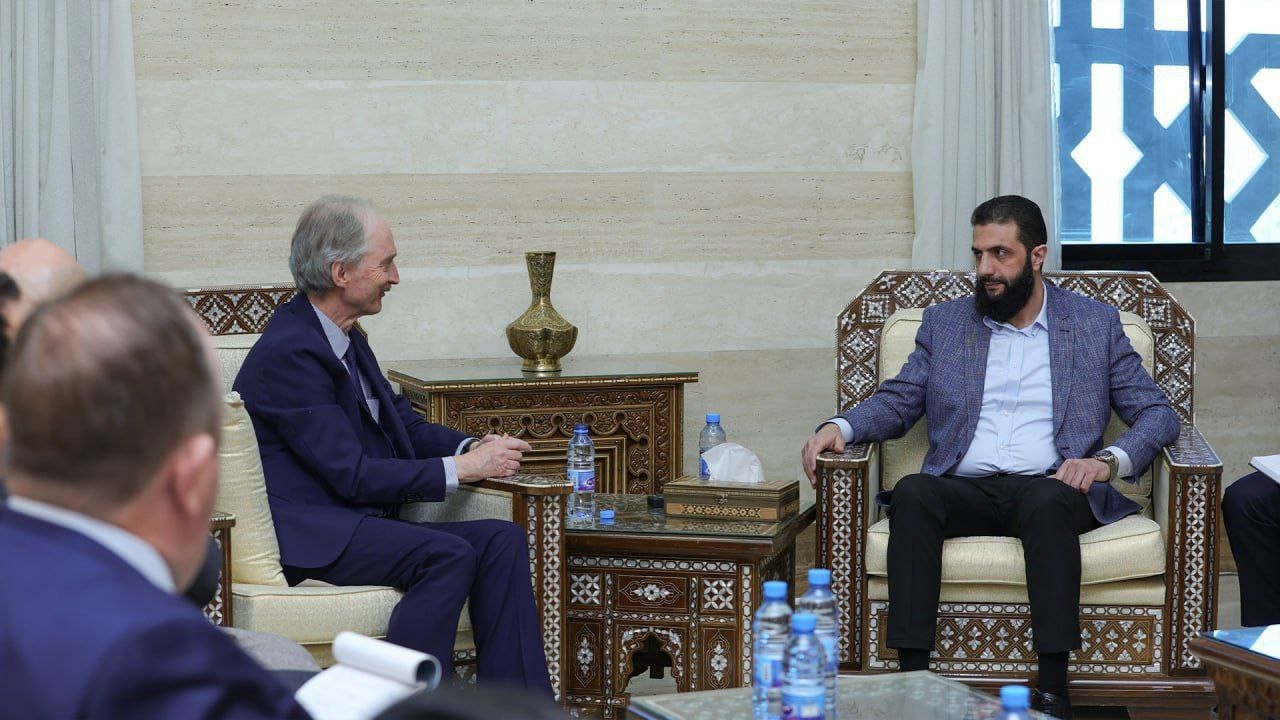 قائد إدارة العمليات العسكرية في سوريا أحمد الشرع المعروف بأبو محمد الجولاني يلتقي المبعوث الأممي جير بيدرسون. 12 ديسمبر 2024
