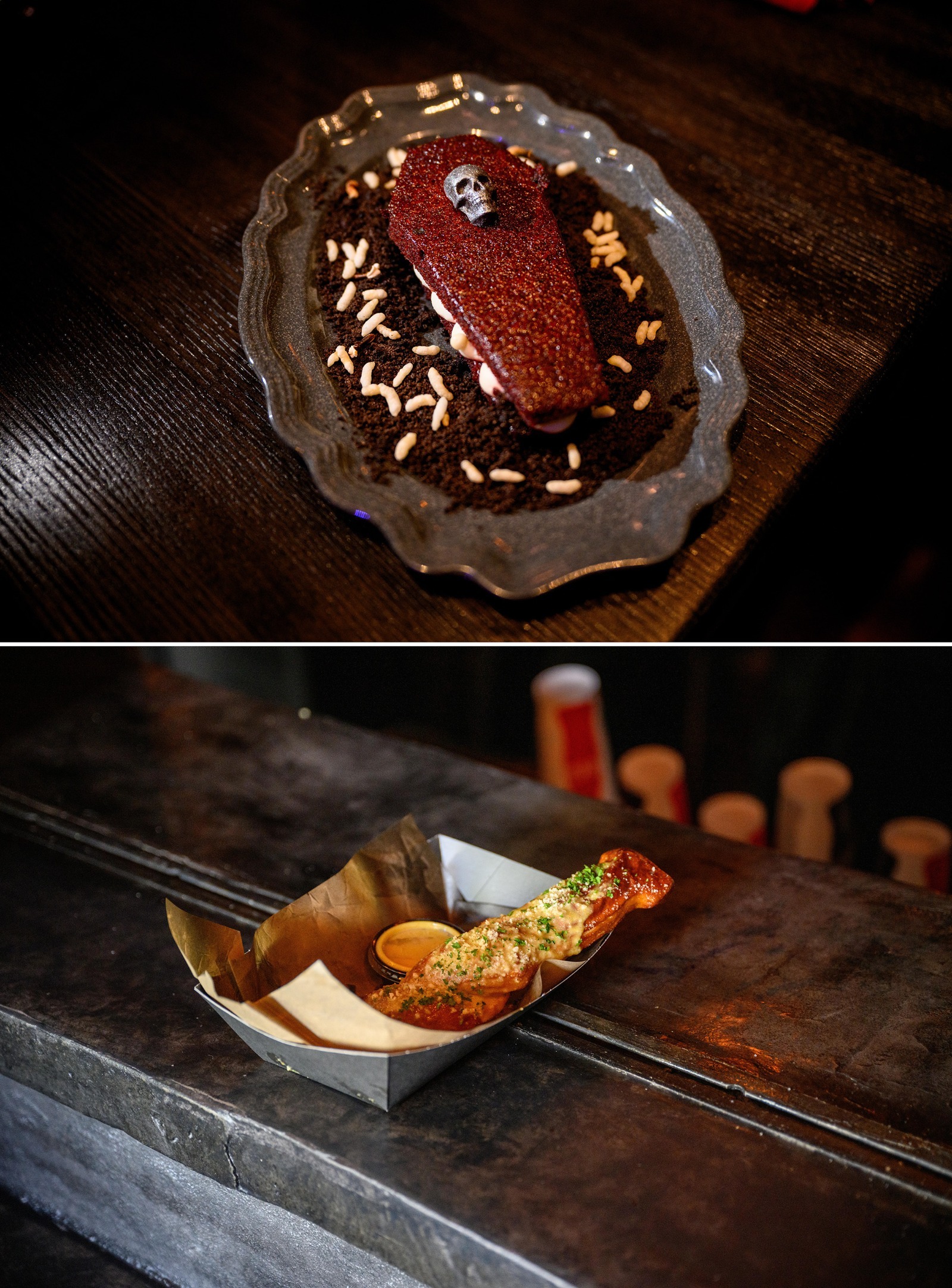 في الأعلى، طبق تحلية في مطعم 'داس ستيكهاوس' (Das Steakhaus) مصمم على شكل تابوت، وفي الأسفل خبز مصمم على شكل وتد من حانة 'بيرنينغ بليد' (Burning Blade Tavern) في 'إيبيك يونيفرس'. - بلومبرغ