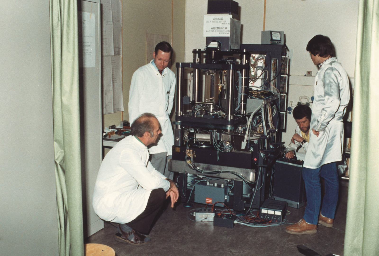 مهندسون من ASML أثناء تركيب ماكينة لتصنيع الرقائق