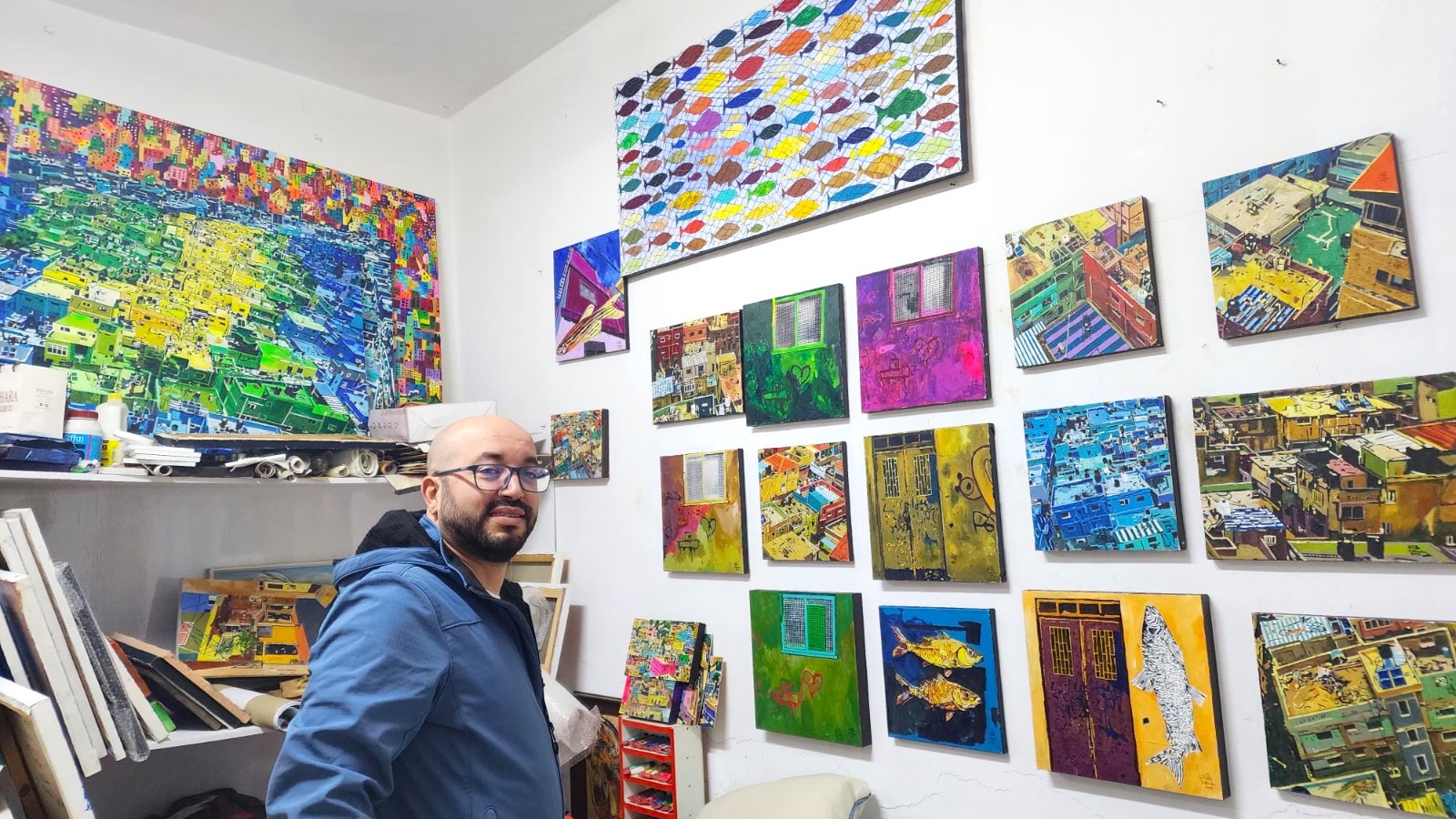 الفنان البابا إلى جانب لوحاته