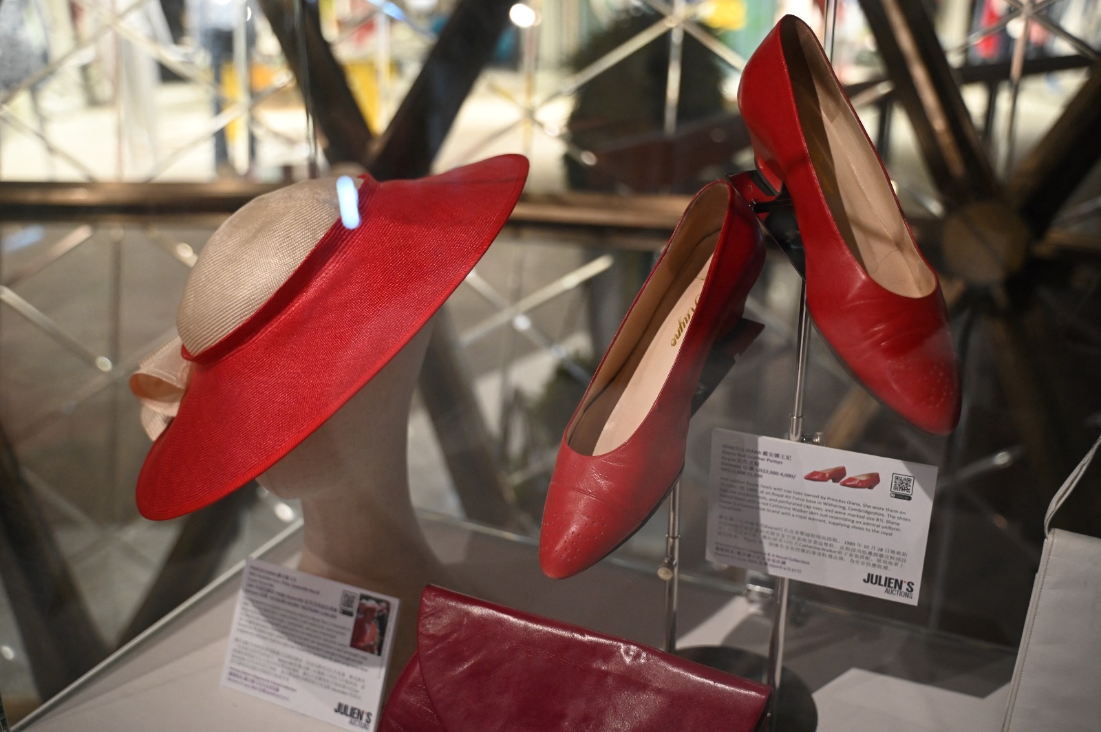 أحذية وإكسسوارات ارتدتها الأميرة ديانا في عرض إعلامي قبل المزاد الذي تقيمه دار جوليان للمزادات في هونج كونج. 17 أبريل 2024