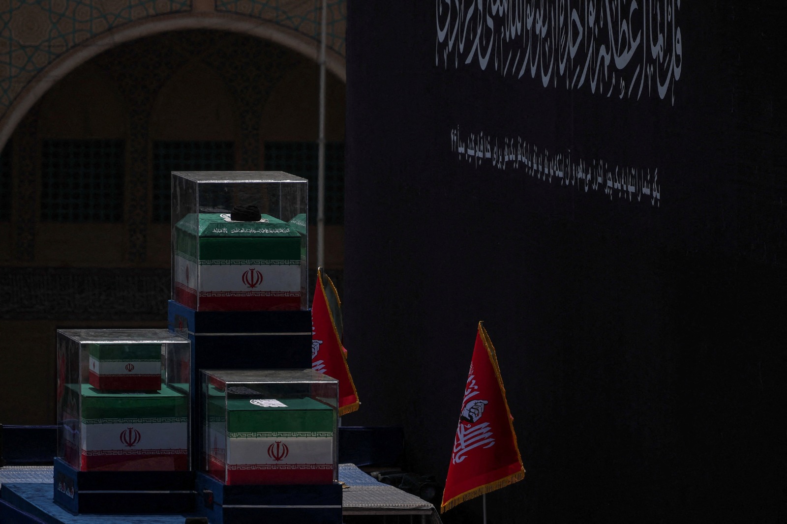 جثمان المرشد الإيراني السابق وعدد من أفراد عائلته خلال تشييع جنازته في طهران. 5 يوليو 2026 - Reuters