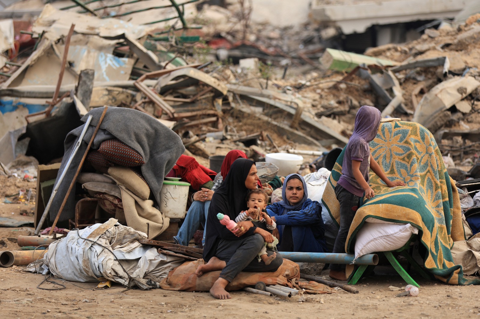 فلسطينيون ينتظرون في مخيم استعداداً للنزوح بعد أن أمرت القوات الإسرائيلية سكان مدينة غزة بالإخلاء إلى الجنوب. 14 سبتمبر 2025