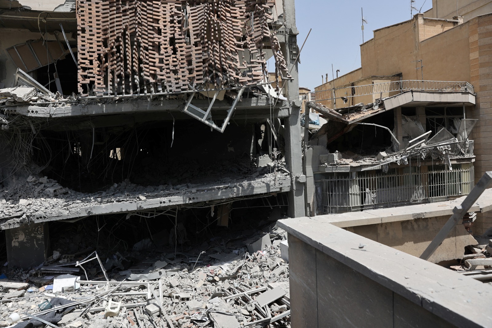 منظر لآثار غارة إسرائيلية على مبنى الأسبوع الماضي بعد وقف إطلاق النار بين إسرائيل وإيران، في طهران، إيران. 25 يونيو 2025