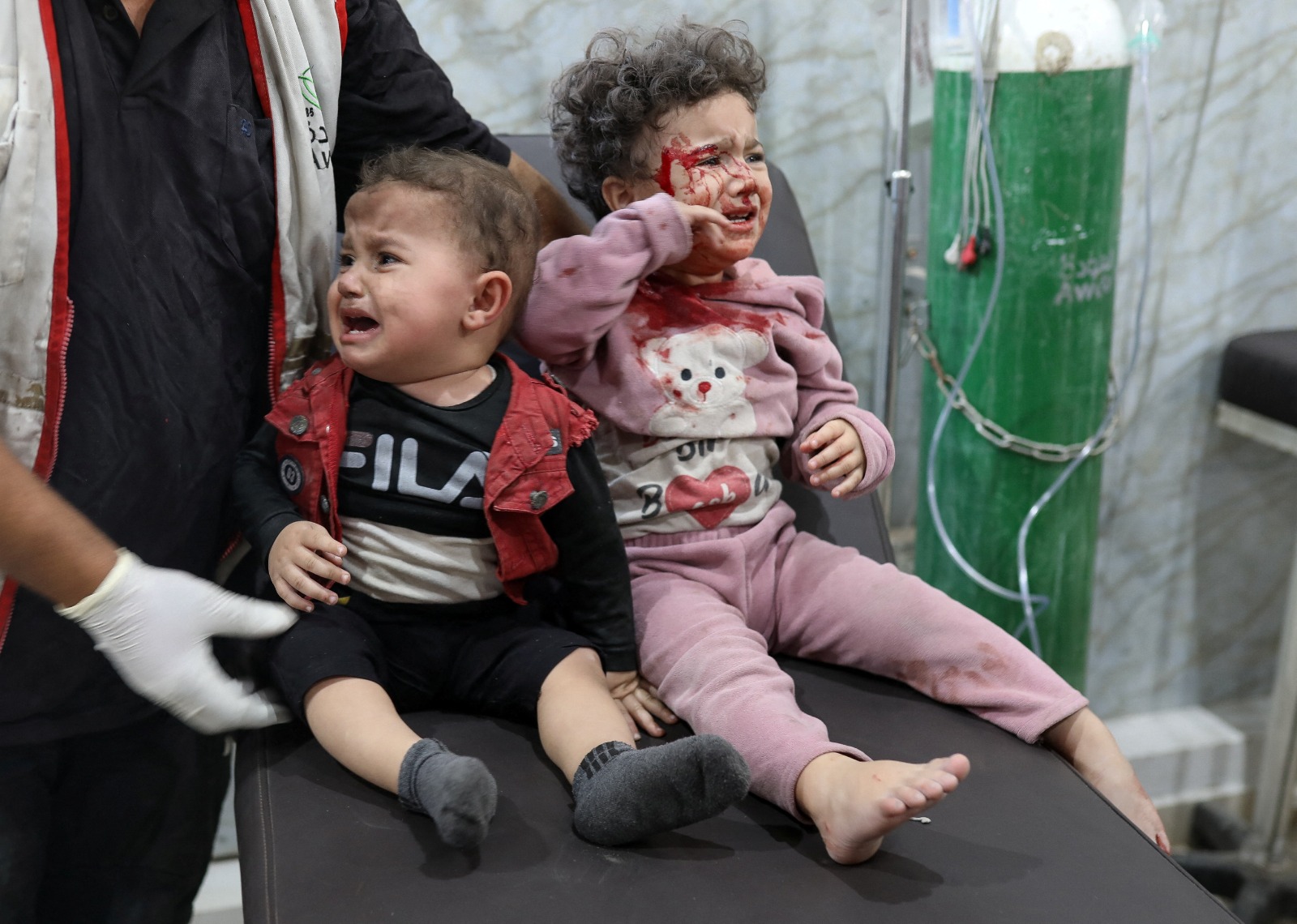 أطفال فلسطينيون يتلقون الرعاية الطبية في مستشفى العودة عقب غارة جوية إسرائيلية في مدينة غزة. 22 نوفمبر 2025