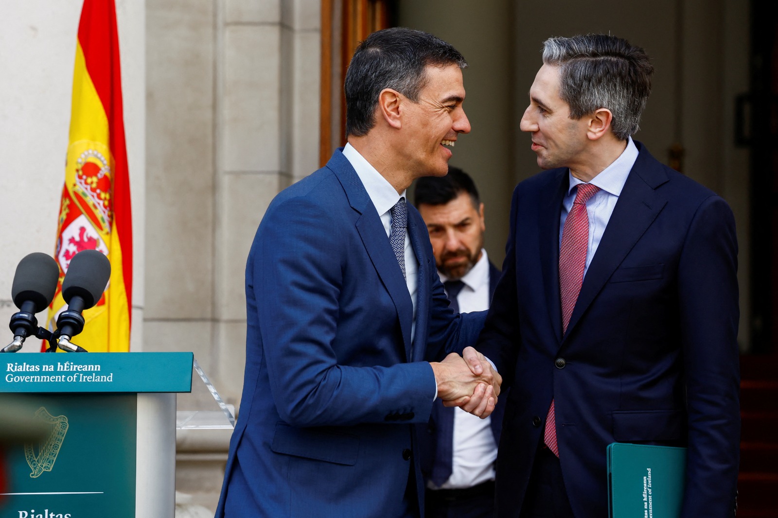 رئيس الوزراء الإسباني بيدرو سانشيز ورئيس الوزراء الأيرلندي سيمون هاريس يتصافحان بعد اجتماعهما في دبلن. 12 أبريل 2024