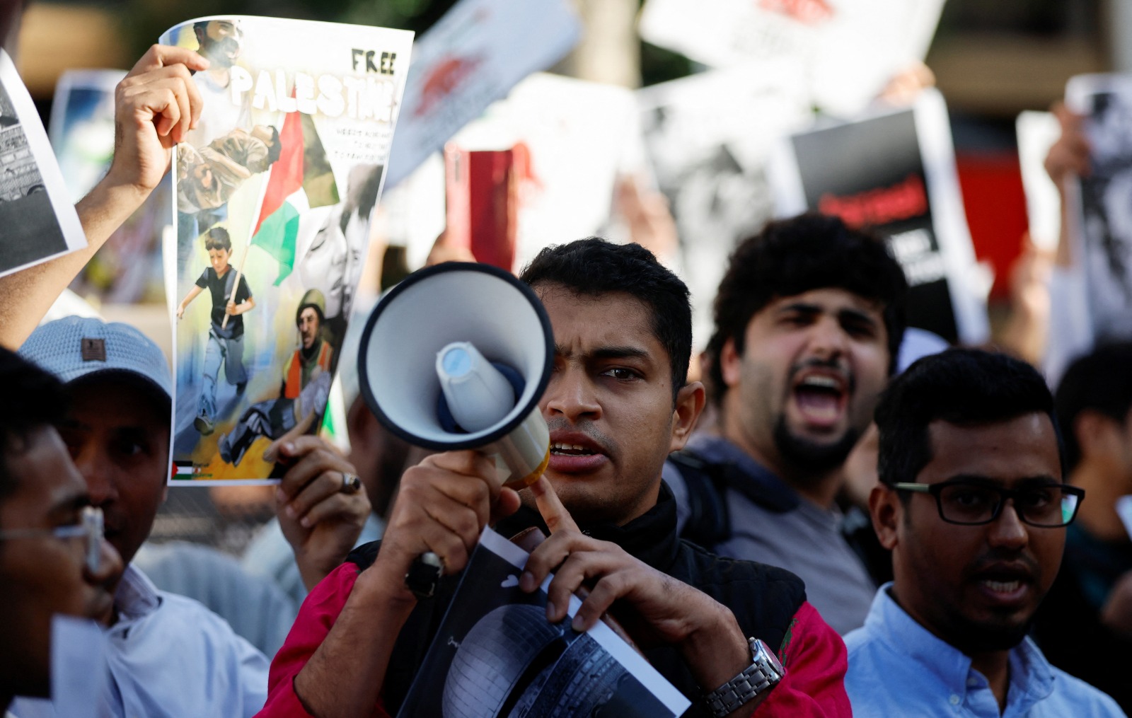 أشخاص يتظاهرون بالقرب من سفارة إسرائيل في العاصمة اليابانية طوكيو دعماً لفلسطين. 13 أكتوبر 2023