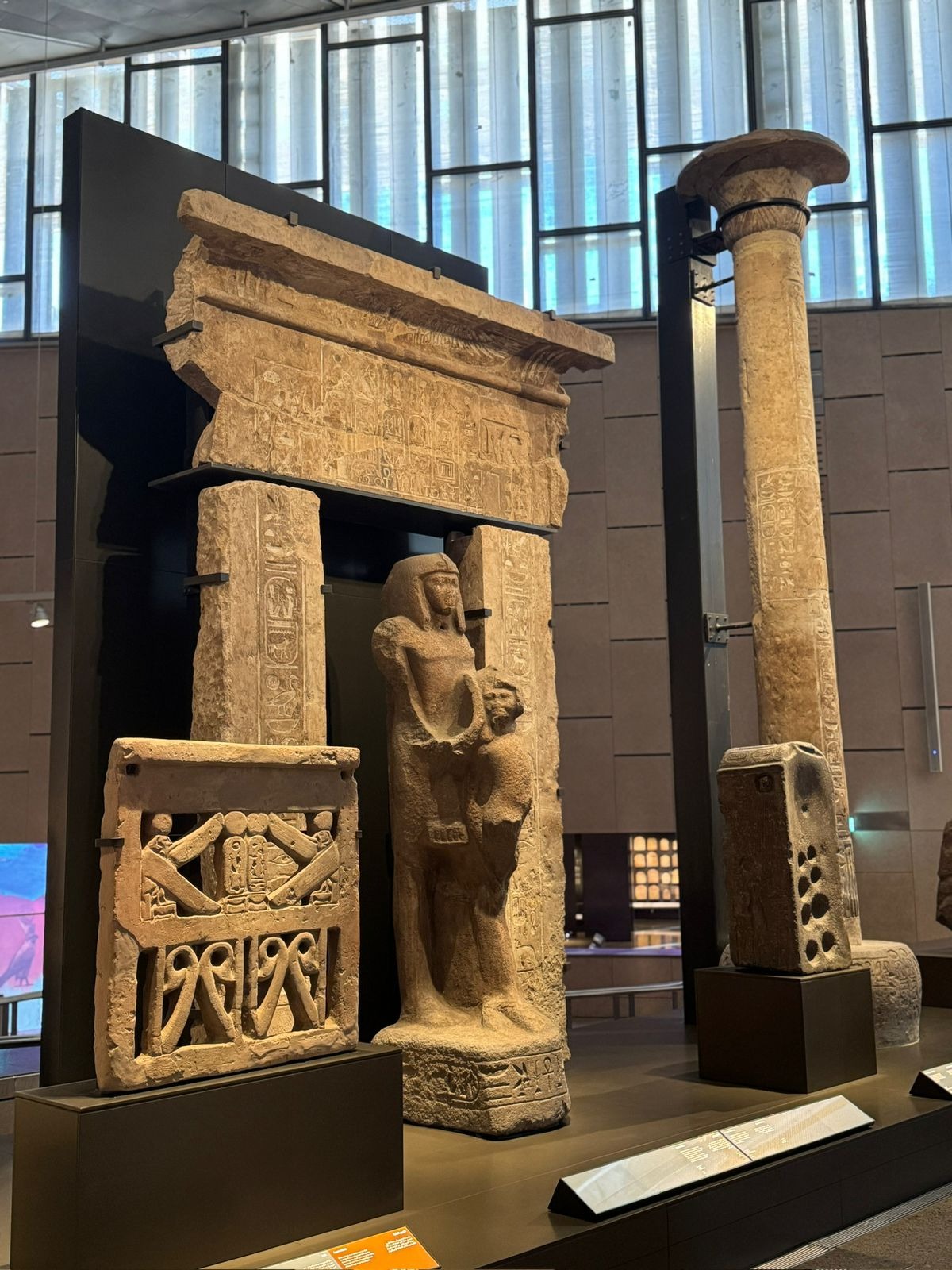 جانب من الآثار المصرية المعروضة في المتحف المصري الكبير، الجيزة، مصر. يونيو 2025