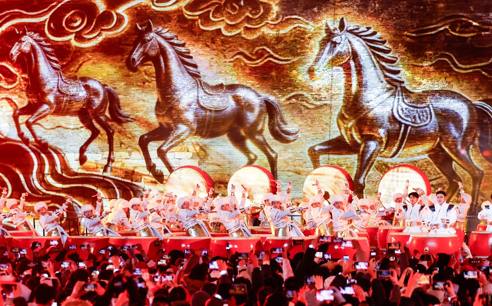 عازفو الطبول يؤدون عروضهم في حفل رأس السنة الجديدة في قسم سور جويونجقوان العظيم، المعروف أيضًا باسم ممر جويونج، بكين، الصين. 1 يناير 2026