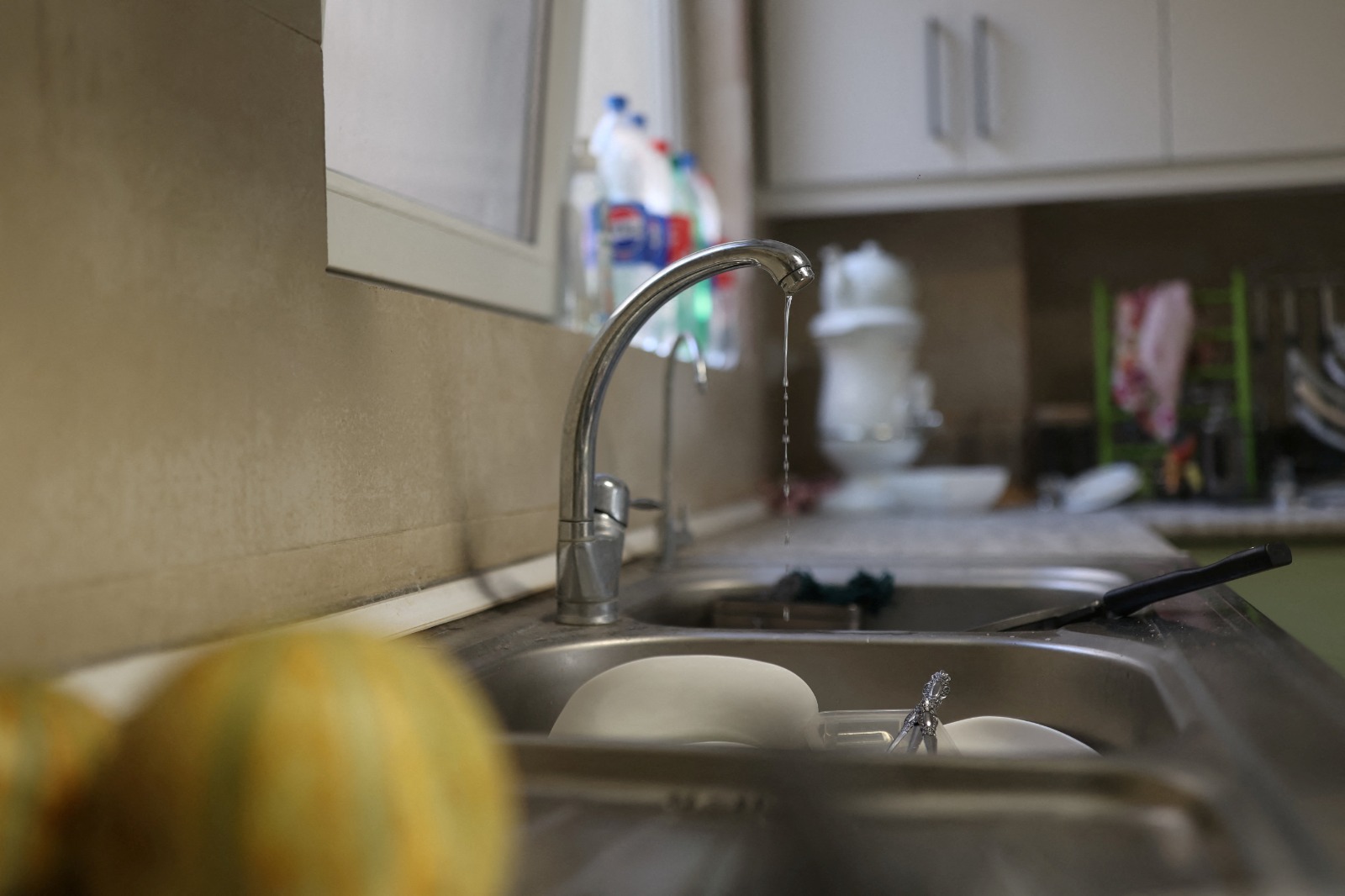 كمية صغيرة من الماء تتدفق من الصنبور بعد أزمة الجفاف في طهران، إيران، 9 نوفمبر 2025.