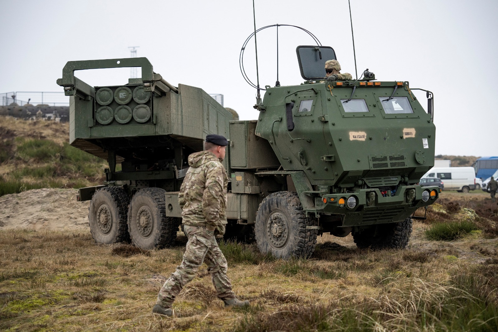 نظام الصواريخ المدفعية HIMARS M142 تشارك في مناورة عسكرية في أوكسبول بالدنمارك. 30 مارس 2023