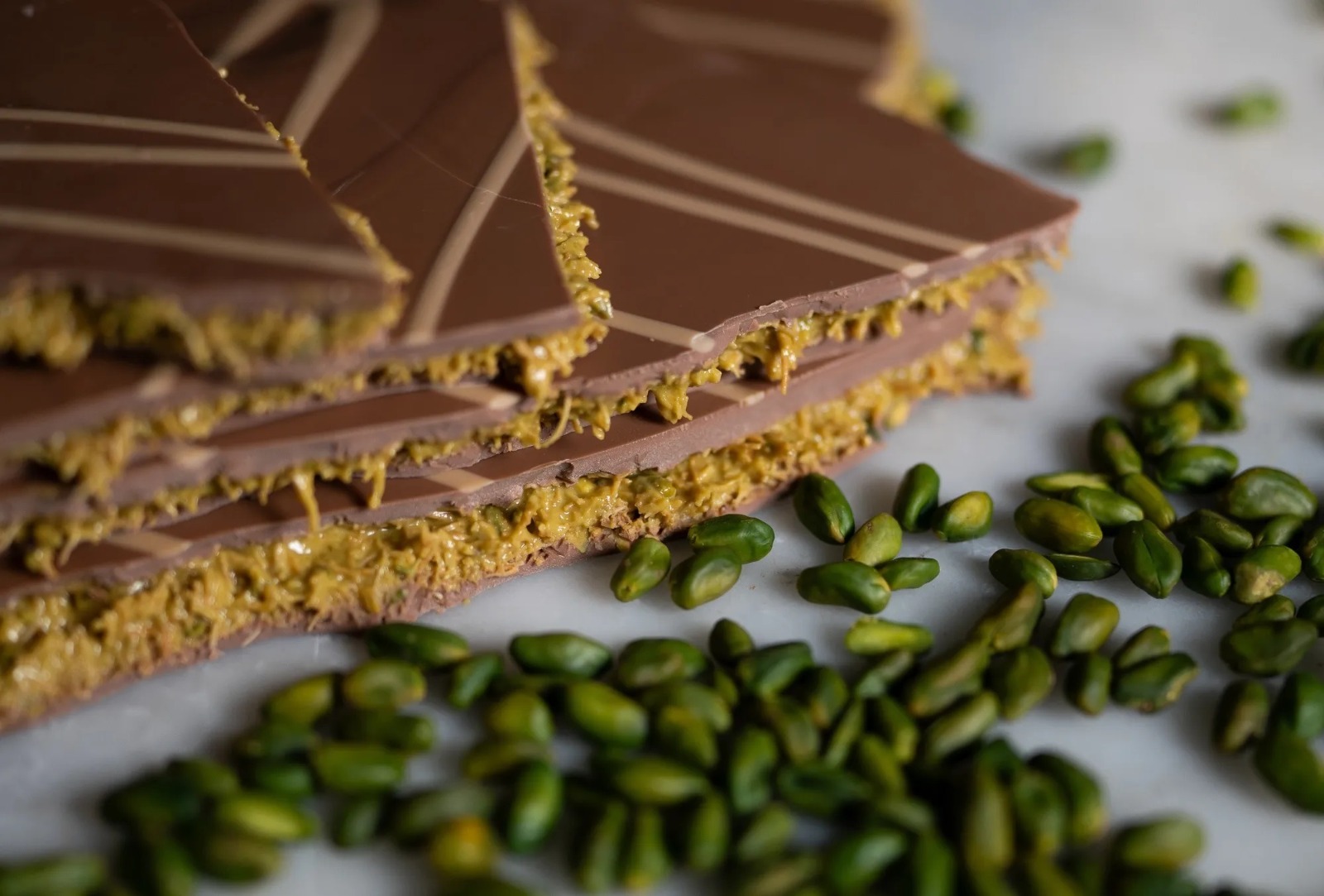 ألواح 'شوكولاتة دبي' المصنوعة من الفستق الأخضر والكنافة من شركة 