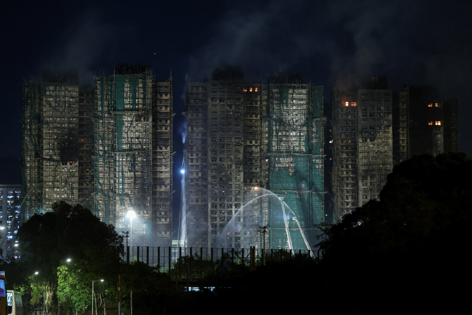 دخان يتصاعد مع استمرار اشتعال حريق اندلع بمجمع سكني في هونج كونج. 27 نوفمبر 2025