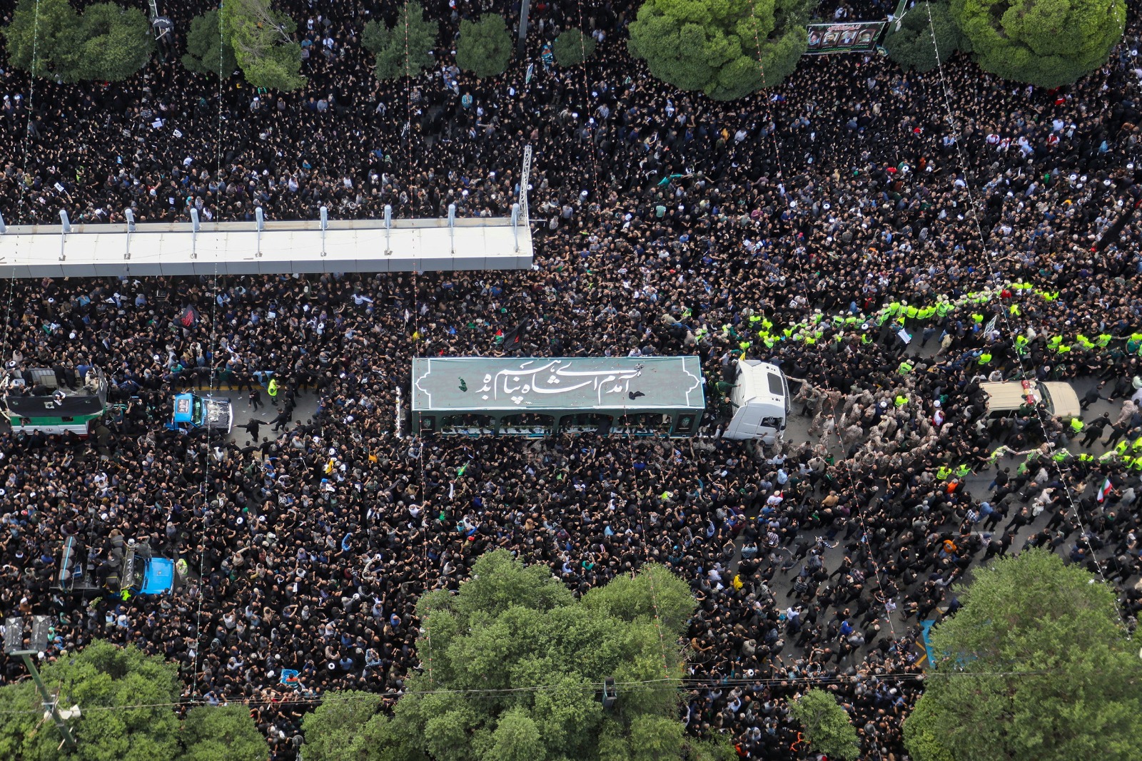 جانب من مراسم تشييع الرئيس الإيراني إبراهيم رئيسي في مدينة مشهد. 23 مايو 2024